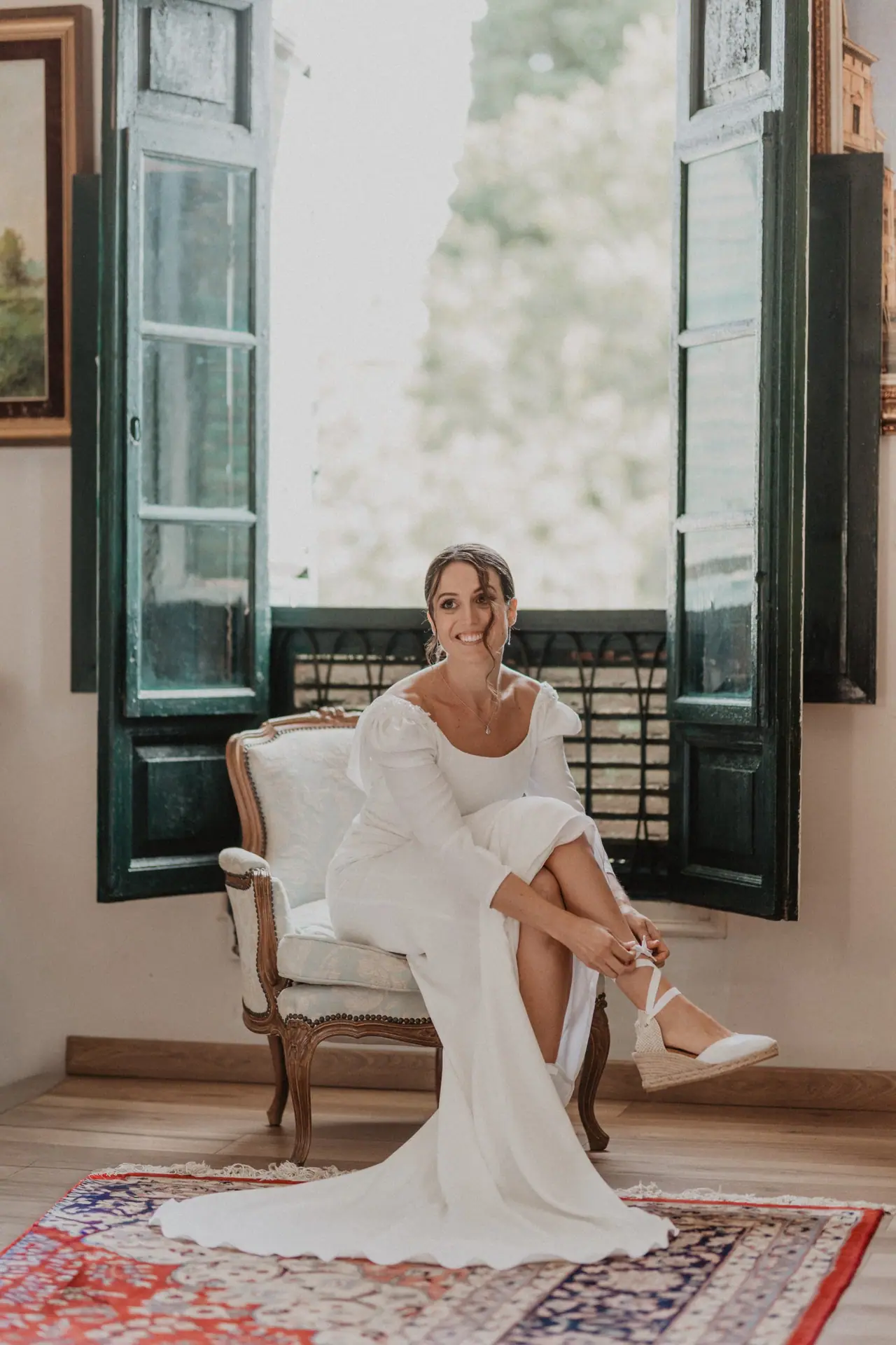 Fotografía de boda en Valencia: novia alpargatas ventana verde
